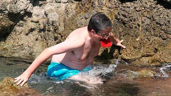 Joan Puig dentro de la piscina de Pedro J. Ramírez durante una protesta en Mallorca