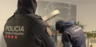 Agentes de Mossos d’Esquadra y Vigilancia Aduanera durante un registro en una operación contra el tráfico de drogas en Figueres.