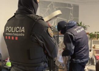 Agentes de Mossos d’Esquadra y Vigilancia Aduanera durante un registro en una operación contra el tráfico de drogas en Figueres.