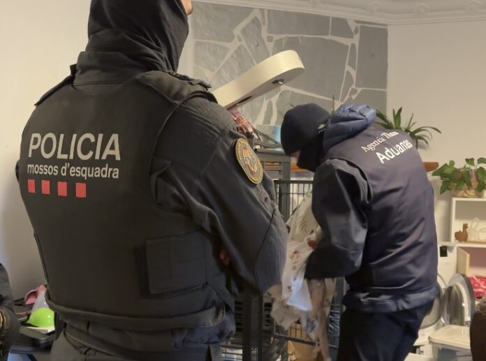 Agentes de Mossos d’Esquadra y Vigilancia Aduanera durante un registro en una operación contra el tráfico de drogas en Figueres.