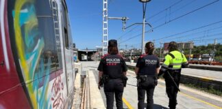 Agentes de Mossos d’Esquadra junto a un tren con grafitis en una estación de Cataluña