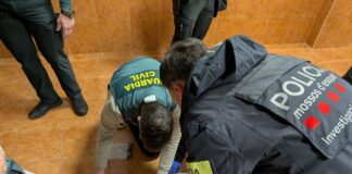 Agentes de los Mossos d'Esquadra y la Guardia Civil inspeccionan joyas robadas recuperadas en el suelo durante la operación contra la banda de alunizajes.
