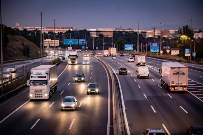Tráfico en autopista durante la operación retorno en Cataluña