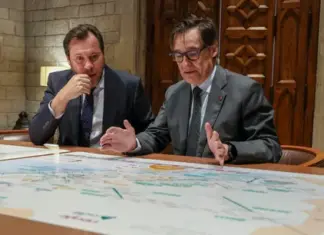 El ministro Puente invita a Puigdemont a retornar a España: «Vamos todos a ponernos colorados de una vez» Salvador Illa y Óscar Puente durante su reunión en Barcelona