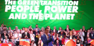 Pedro Sánchez aplaude tras su intervención en la Global Progressive Mobilisation en Barcelona