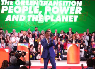 Pedro Sánchez aplaude tras su intervención en la Global Progressive Mobilisation en Barcelona