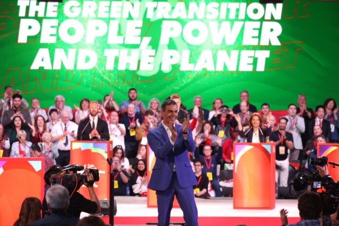 Pedro Sánchez aplaude tras su intervención en la Global Progressive Mobilisation en Barcelona