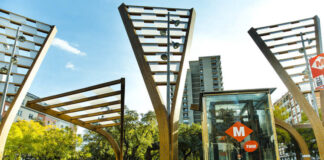 Esculturas y acceso al Metro en la plaza del Virrei Amat, en Barcelona.