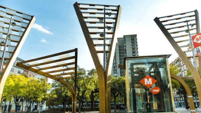 Esculturas y acceso al Metro en la plaza del Virrei Amat, en Barcelona.