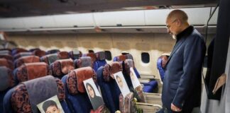 Presidente de la Asamblea Consultiva Islámica observa fotos de niños asesinados en la escuela de Minab durante un vuelo a Islamabad