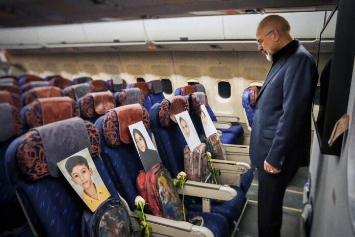 Presidente de la Asamblea Consultiva Islámica observa fotos de niños asesinados en la escuela de Minab durante un vuelo a Islamabad