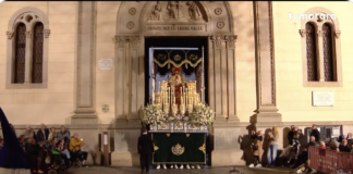 Procesión de Viernes Santo en Mataró con la imagen de Nuestra Señora de la Esperanza saliendo de la iglesia