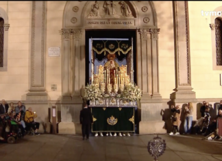 Procesión de Viernes Santo en Mataró con la imagen de Nuestra Señora de la Esperanza saliendo de la iglesia