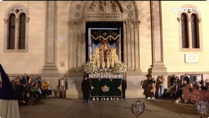 Procesión de Viernes Santo en Mataró con la imagen de Nuestra Señora de la Esperanza saliendo de la iglesia