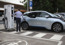Coche eléctrico cargando en un punto de recarga pública en Barcelona