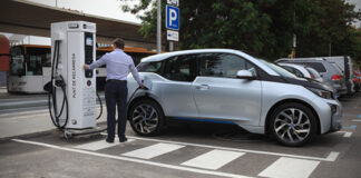 Coche eléctrico cargando en un punto de recarga pública en Barcelona