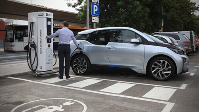 Coche eléctrico cargando en un punto de recarga pública en Barcelona