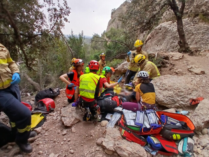 Rescate de escaladores heridos en Montserrat con equipos del GRAE y personal sanitario