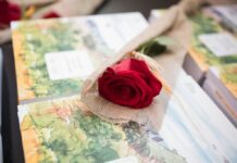 Rosa roja sobre libros en una parada de Sant Jordi en Barcelona