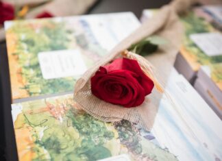 Rosa roja sobre libros en una parada de Sant Jordi en Barcelona