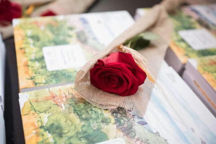 Rosa roja sobre libros en una parada de Sant Jordi en Barcelona