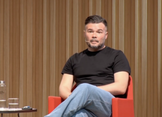 Rufián agita el miedo contra PP y VOX: “Si no nos unimos, nos matarán por separado” Gabriel Rufián durante una intervención en Barcelona en la que advierte sobre PP y VOX