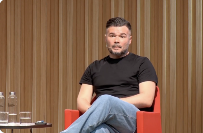 Gabriel Rufián durante una intervención en Barcelona en la que advierte sobre PP y VOX