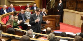 Salvador Illa interviene durante la sesión de control celebrada este miércoles en el Parlament de Catalunya.