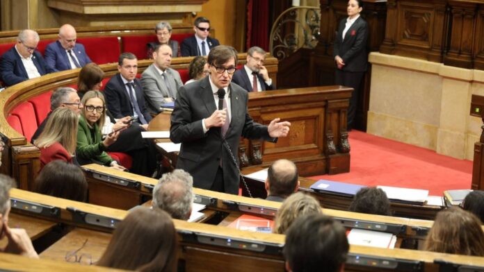Salvador Illa interviene durante la sesión de control celebrada este miércoles en el Parlament de Catalunya.