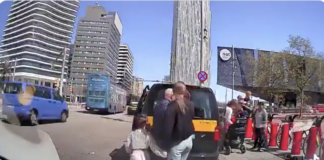 Familia bajando de un taxi en Barcelona momentos antes de un robo captado en vídeo