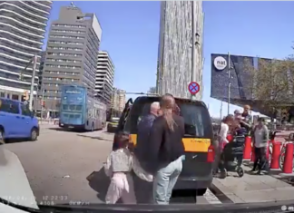 Un ladrón aprovecha la bajada de un taxi para robar a una familia en Barcelona y huir a la carrera Familia bajando de un taxi en Barcelona momentos antes de un robo captado en vídeo