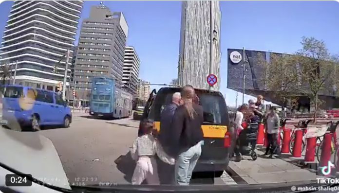Familia bajando de un taxi en Barcelona momentos antes de un robo captado en vídeo