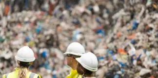 Trabajadores de Veolia supervisan una planta de reciclaje de residuos plásticos