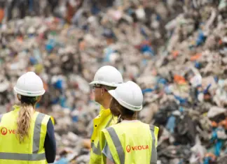 Trabajadores de Veolia supervisan una planta de reciclaje de residuos plásticos