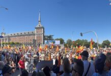 Manifestación en Madrid: grito unánime pidiendo elecciones Personas manifestándose en Madrid contra el socialista Pedro Sánchez con banderas de España.