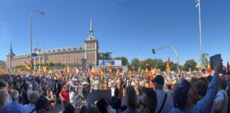 Personas manifestándose en Madrid contra el socialista Pedro Sánchez con banderas de España.