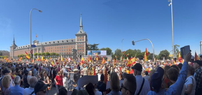 Personas manifestándose en Madrid contra el socialista Pedro Sánchez con banderas de España.