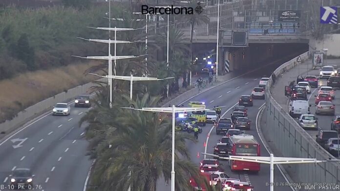 Accidente en la Ronda Litoral de Barcelona con ambulancias y retenciones de tráfico