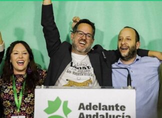 José Ignacio García y miembros de Adelante Andalucía celebran los resultados electorales tras las elecciones andaluzas de 2026.