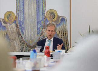 El demógrafo Alejandro Macarrón vincula el voto a VOX en Andalucía con la presencia de población africana y marroquí Alejandro Macarrón durante un encuentro organizado por el CEU.