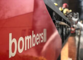 Camión de los Bombers de la Generalitat durante la intervención en un incendio en una vivienda
