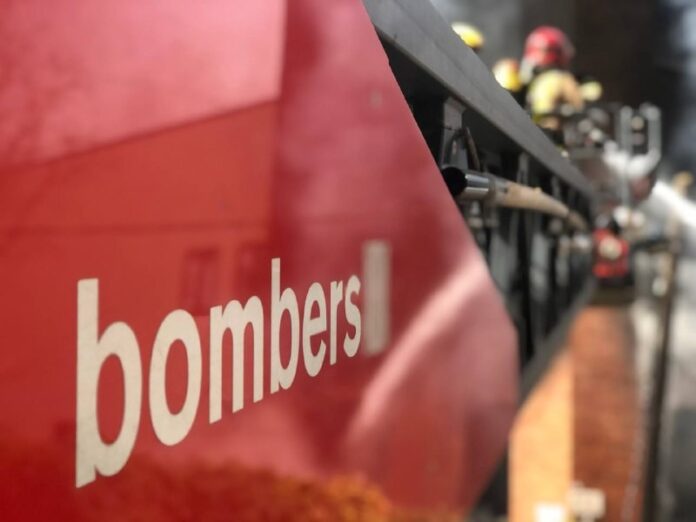 Camión de los Bombers de la Generalitat durante la intervención en un incendio en una vivienda