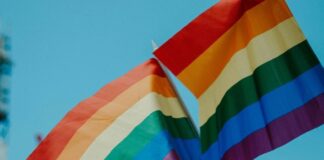 Banderas arcoíris del colectivo LGTBI ondeando al aire libre.