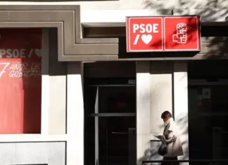 La UCO entra en la sede del PSOE y el juez imputa a Santos Cerdán y Gaspar Zarrías en el caso Leire la sede federal del PSOE, en la calle Ferraz de Madrid