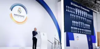 Florentino Pérez interviene en un acto oficial del Real Madrid junto a un panel con los títulos conquistados por el club.