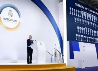 Florentino Pérez interviene en un acto oficial del Real Madrid junto a un panel con los títulos conquistados por el club.