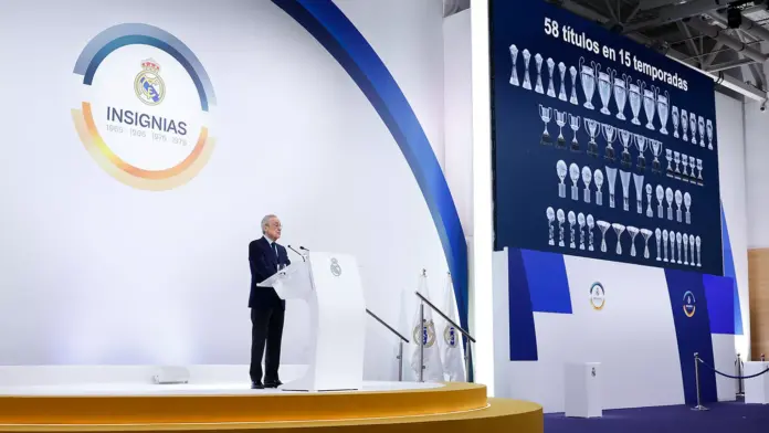 Florentino Pérez interviene en un acto oficial del Real Madrid junto a un panel con los títulos conquistados por el club.