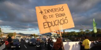 Docentes protestando y cortando la B-23 en Sant Joan Despí durante la huelga educativa en Cataluña con pancartas reclamando más inversión en educación.