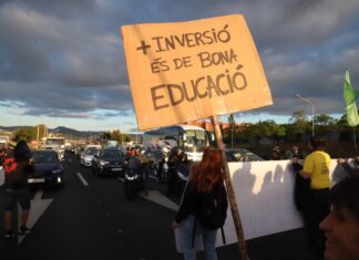 Docentes protestando y cortando la B-23 en Sant Joan Despí durante la huelga educativa en Cataluña con pancartas reclamando más inversión en educación.