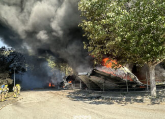 Un incendio forestal obliga a confinar Òrrius tras descontrolarse un fuego en una industria química Incendio en una industria de Òrrius con una gran columna de humo y los Bombers trabajando en la zona